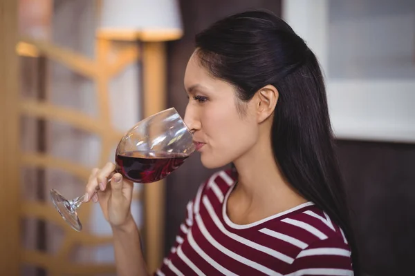 Frau bei einem Glas Rotwein — Stockfoto