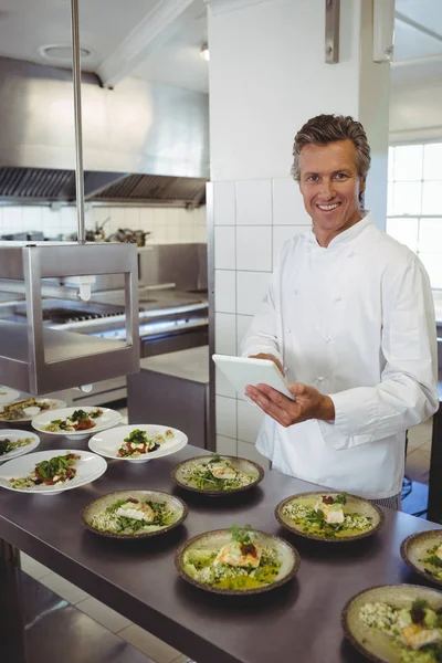 Male chef using tablet at order station — Stock Photo, Image