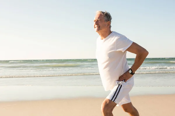 Man loopt op oever tegen heldere hemel — Stockfoto