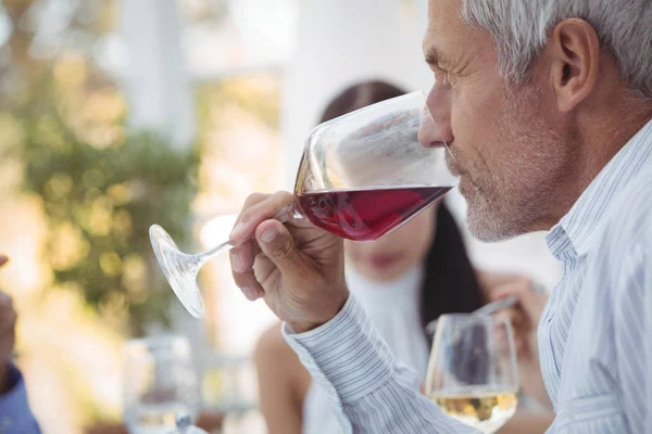 Mann trinkt Wein im Restaurant — Stockfoto