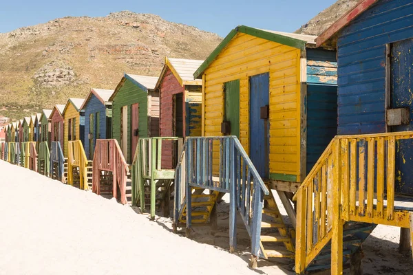 Casas multicolores en la playa —  Fotos de Stock