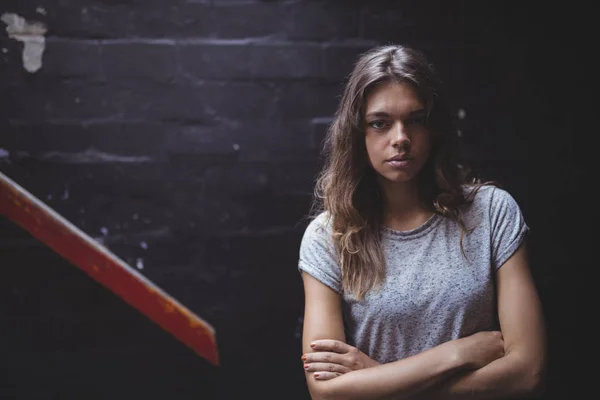 Vrouw met armen gekruist — Stockfoto