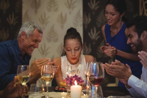 Mujer soplando velas de cumpleaños —  Fotos de Stock