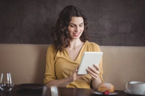 Žena pomocí digitálních tabletu v restauraci — Stock fotografie