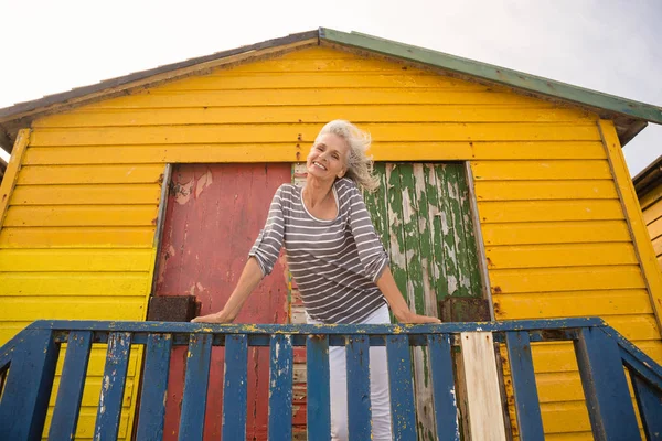 Sonriente mujer mayor apoyada en barandilla — Foto de Stock