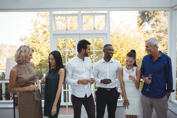 Amigos interactuando entre sí — Foto de Stock