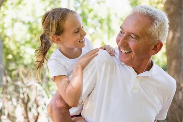 Nonno che porta la nipote a cavallo — Foto Stock