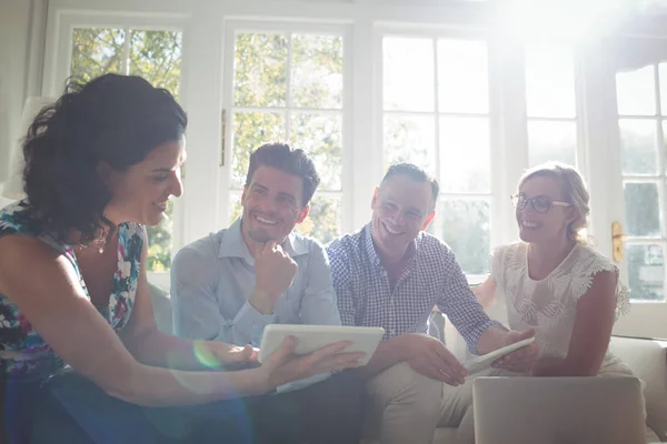 Vänner med hjälp av digitala surfplatta och bärbar dator — Stockfoto