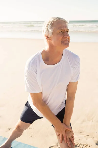 Senior man doen yoga — Stockfoto