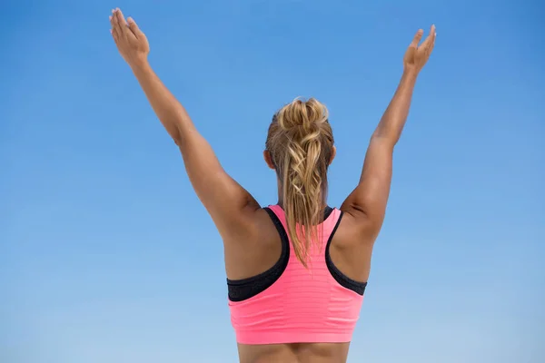 Woman with arms raised — Stock Photo, Image