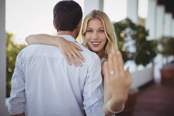 Felice donna mostrando anello di fidanzamento — Foto Stock