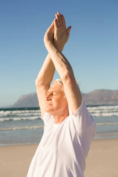 Senior macht Yoga — Stockfoto