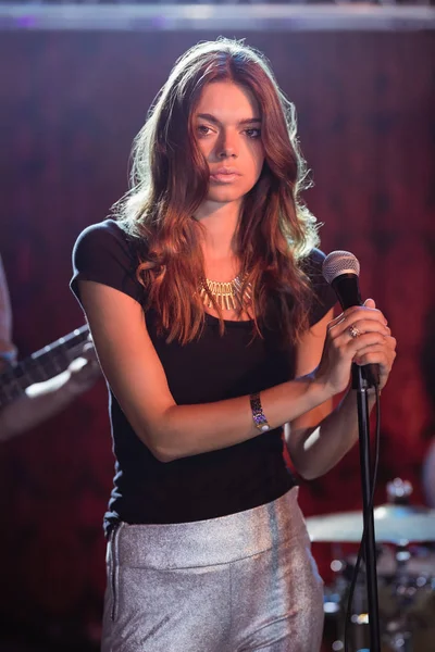Sängerin tritt in Nachtclub auf — Stockfoto