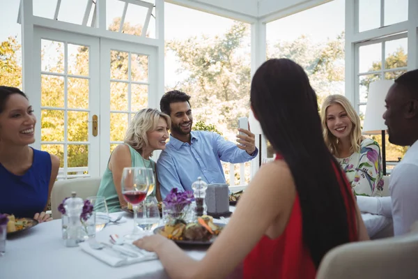 Yemek sırasında çift alarak selfie — Stok fotoğraf