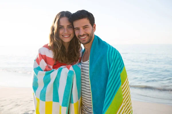 Plajda battaniyeye sarılmış Çift — Stok fotoğraf