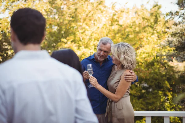 Par har champagne i balkong — Stockfoto