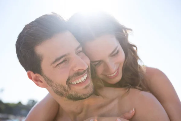 Sem camisa casal abraçando na praia — Fotografia de Stock