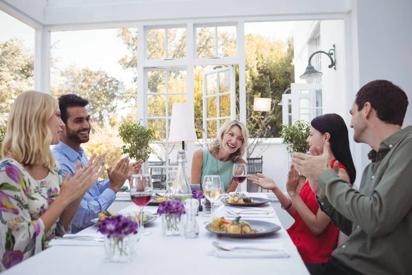 Grupo de amigos interactuando entre sí — Foto de Stock