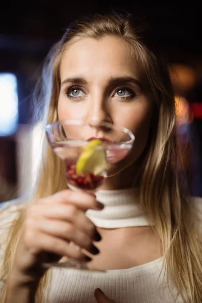 Kobieta zatroskana picia martini — Zdjęcie stockowe