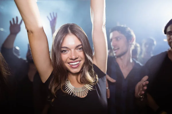 Щаслива жінка танцює в нічному клубі — стокове фото