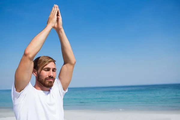 Homme avec les mains serrées exercice à la plage — Photo