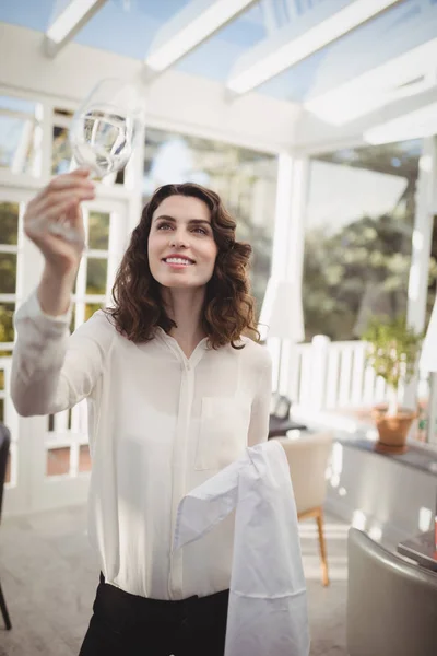 Camarera limpieza copa de vino con servilleta —  Fotos de Stock