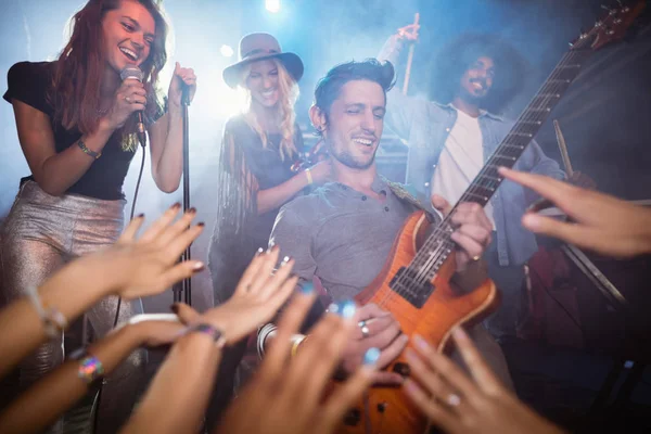 Gitarist uitvoeren door de menigte in nachtclub — Stockfoto