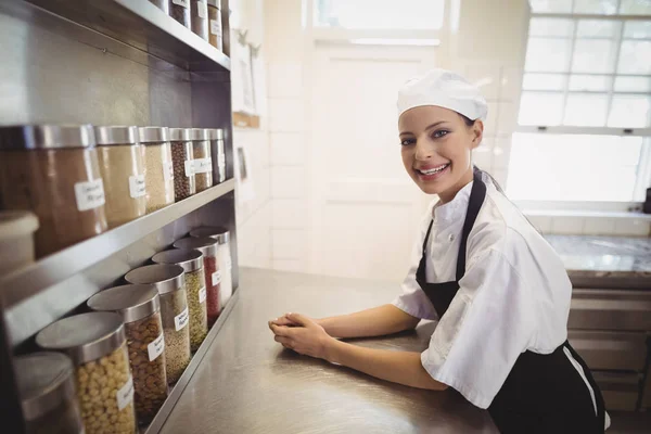 Chef feminino de pé na cozinha comercial — Fotografia de Stock