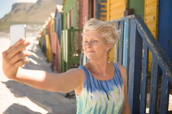 Donna anziana cliccando selfie — Foto Stock