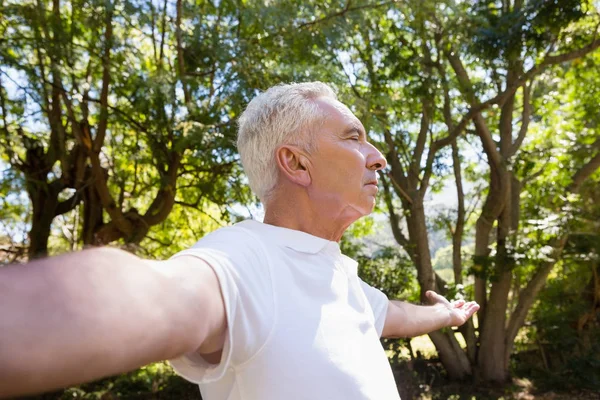 Senior man met uitgestrekte armen — Stockfoto