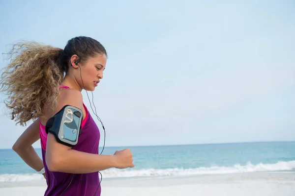 युवा महिला समुद्र तट जॉगिंग — स्टॉक फोटो, इमेज