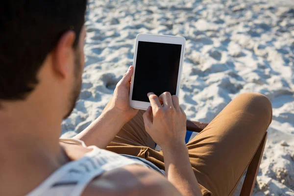 Mann benutzt digitales Tablet am Strand — Stockfoto