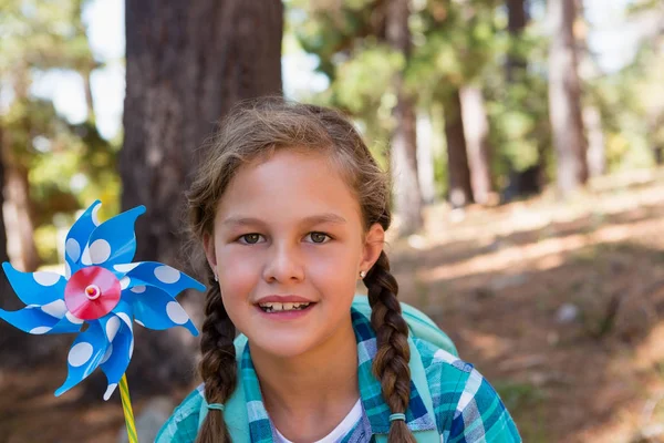 Meisje met een pinwheel in het bos — Stockfoto