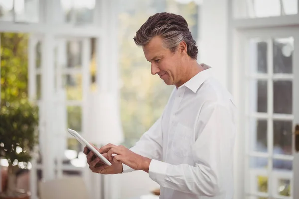 Hombre usando tableta digital — Foto de Stock