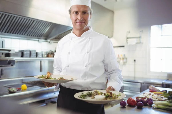 Chef-kok presenteert zijn platen van voedsel — Stockfoto