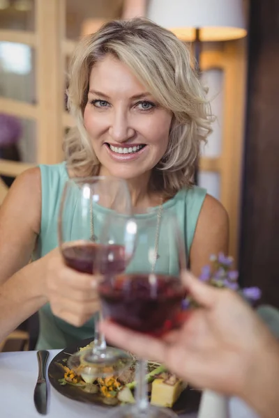 Mature couple toasting their glasses of red wine — Stock Photo, Image