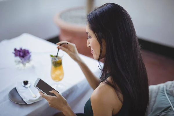 Frau beim Telefonieren mit Cocktail — Stockfoto