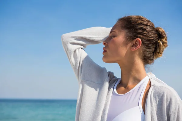 Doordachte vrouw aan het strand — Stockfoto