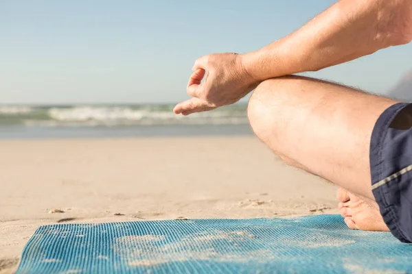 Komuta sizde yoga yaparken — Stok fotoğraf