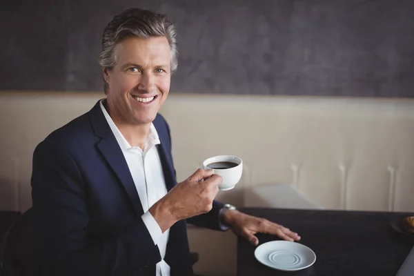 Uomo d'affari che prende un caffè al ristorante — Foto Stock