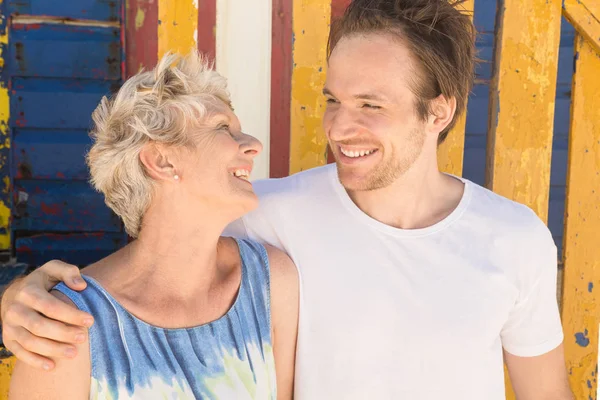 Femme avec fils debout contre la cabane — Photo