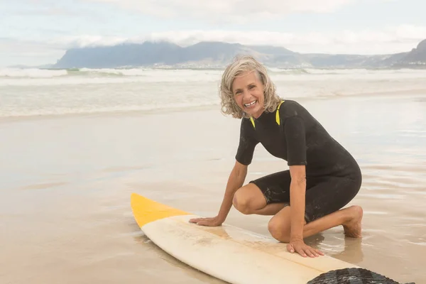 Старша жінка готується до серфінгу — стокове фото