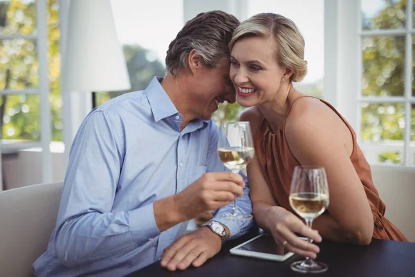 Пара взаимодействует за бокалом вина в ресторане — стоковое фото