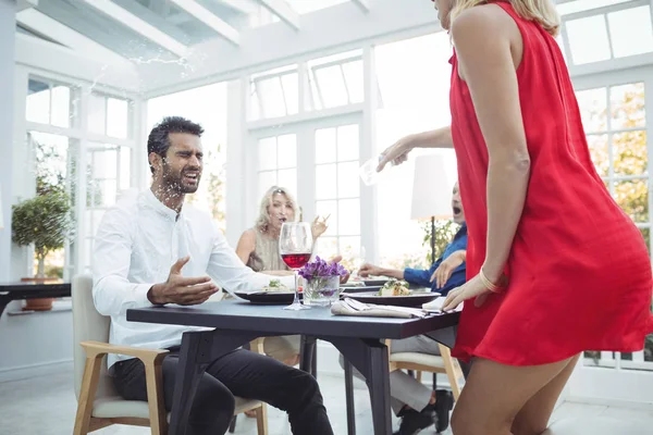 Agressieve vrouw gooien van wijn op gezicht van man — Stockfoto