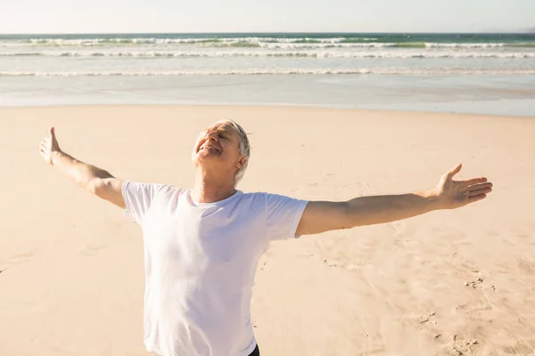 Mann übt am Strand — Stockfoto