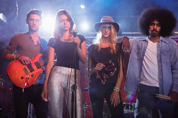 Performers standing on stage at nightclub — Stock Photo, Image