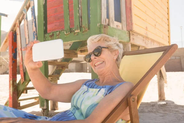 Mulher alegre usando smartphone — Fotografia de Stock