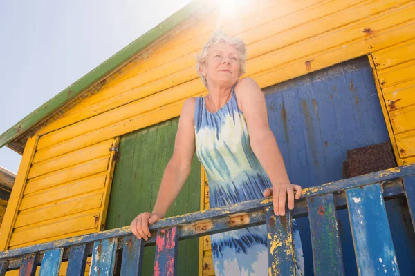 Vrouw op zoek weg terwijl je bij hut — Stockfoto