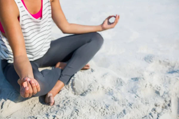 Donna meditando sulla sabbia in spiaggia — Foto Stock