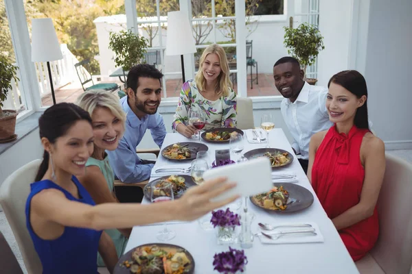 Freunde beim Selfie am Telefon beim Essen — Stockfoto